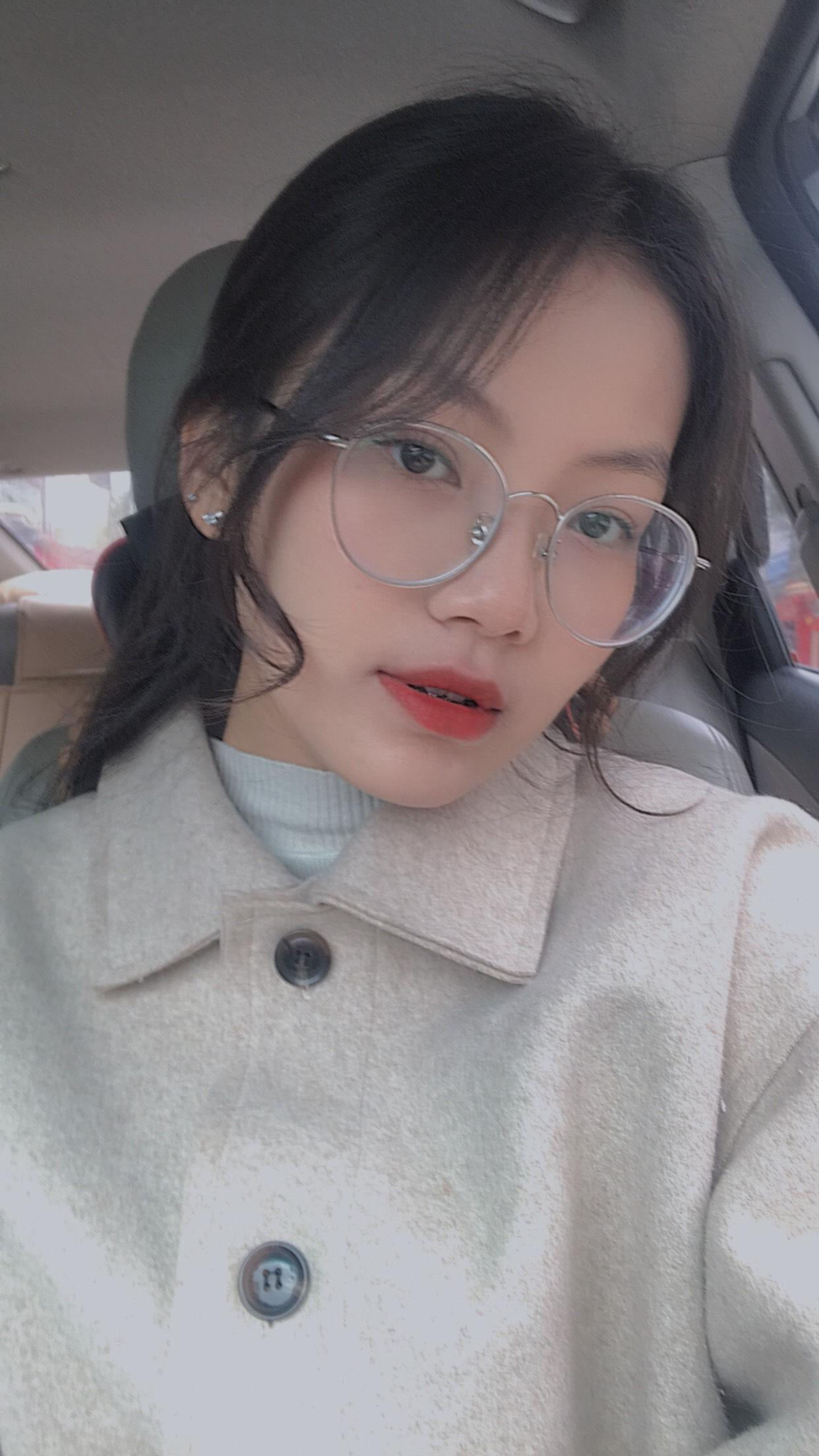 Chế Bích Ngọc, lớp Báo Truyền hình CLC K41. Chế Bích Ngọc, lớp Báo Truyền hình CLC K41.