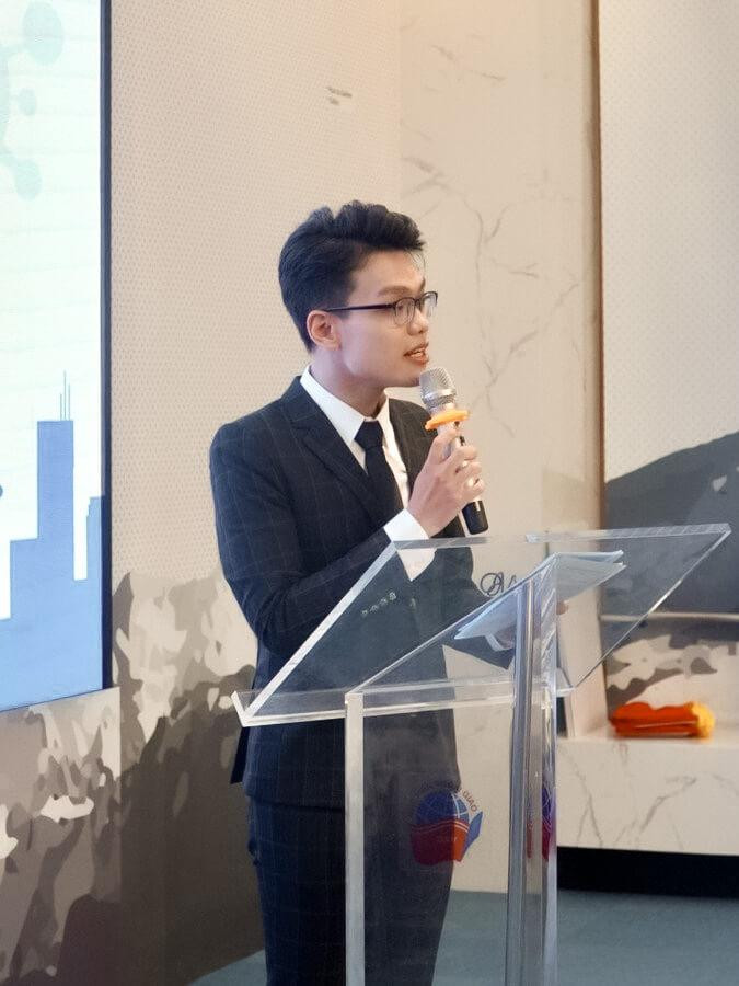 Có thể dẫn đa dạng nhiều sự kiện, đôi khi cậu thật đĩnh đạc, nghiêm túc tại một hội thảo. Có thể dẫn đa dạng nhiều sự kiện, đôi khi cậu thật đĩnh đạc, nghiêm túc tại một hội thảo.