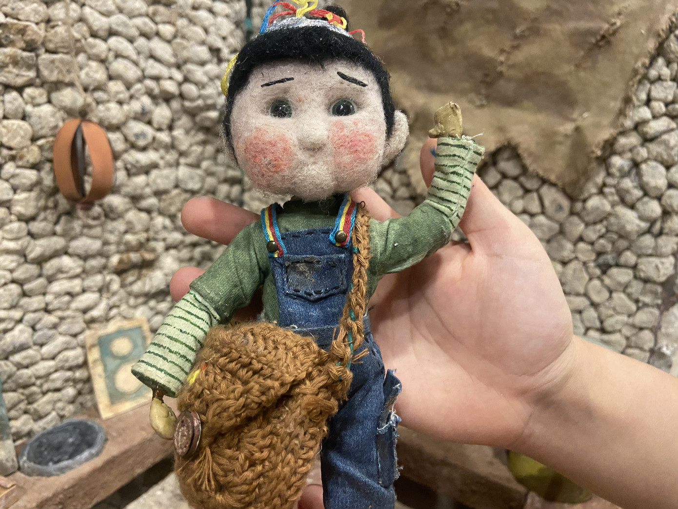 Trang phục của nhân vật chính Max được may lại từ những mảnh vải vụn đã bỏ đi. Trang phục của nhân vật chính Max được may lại từ những mảnh vải vụn đã bỏ đi.