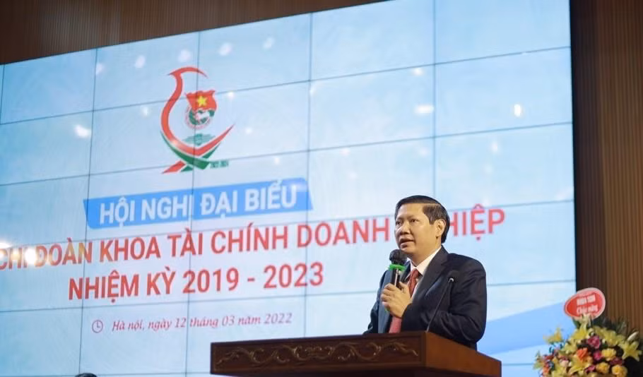 Phát biểu chỉ đảo của Lãnh đạo Chi ủy - Ban chủ nhiệm Khoa tại các Hội nghị đại biểu (Trong ảnh là PGS.TS Vũ Văn Ninh- Bí thư chi bộ, Trưởng khoa Tài chính doanh nghiệp).