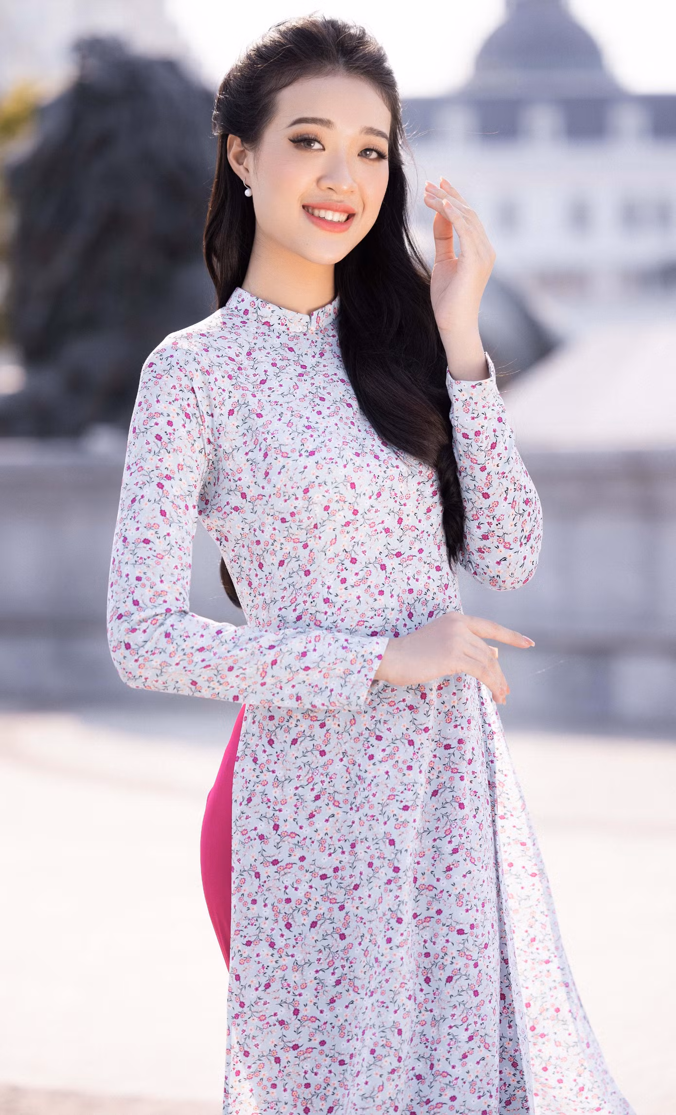 Yến Nhi duyên dáng trong tà áo dài truyền thống.