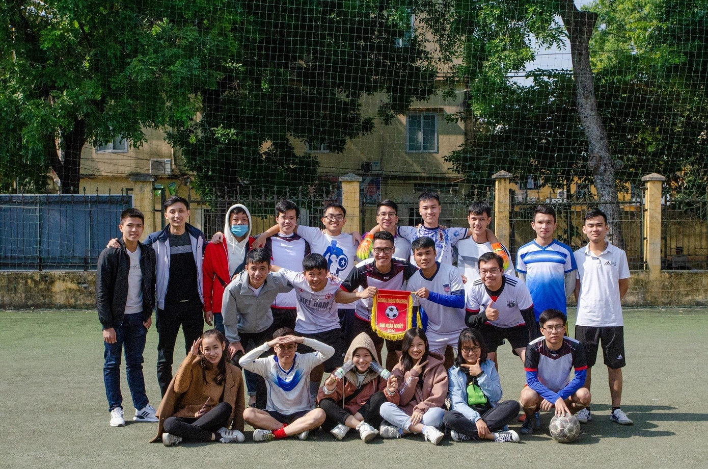 Đá bóng chi bộ sinh viên. Đá bóng chi bộ sinh viên.