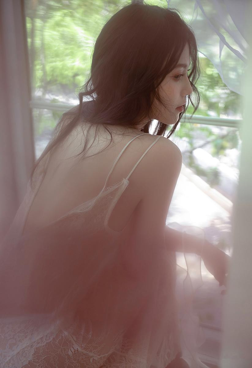 Là một người sống thiên về cảm xúc, vì vậy từng có thời gian dài Hồng Nhi rơi vào “hố sâu” tiêu cực. Tuy nhiên ở hiện tại, Hồng Nhi đã có thể vượt qua và cân bằng mọi thứ ở trạng thái tốt nhất.