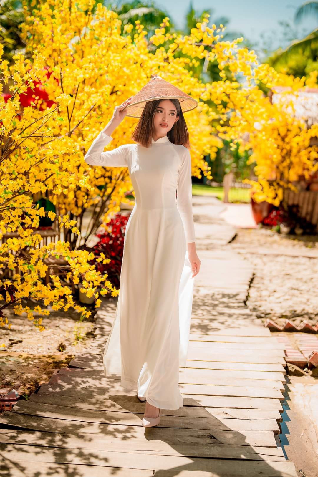 Ngọc Duyên thanh thoát trong tà áo dài trắng tinh khôi.