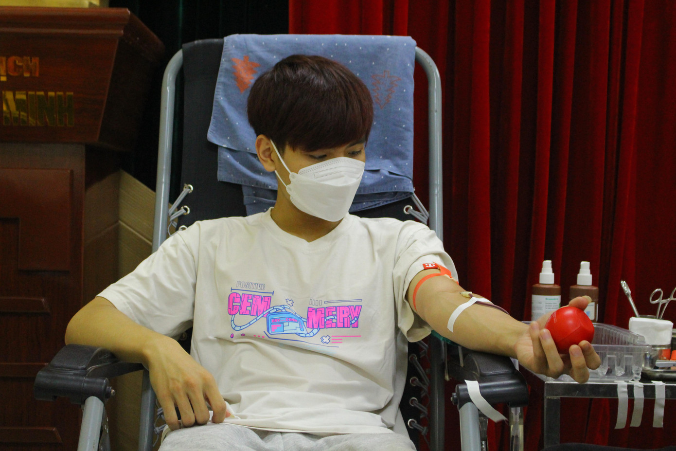 Các bạn trẻ đã đến từ rất sớm để tham gia hoạt động hiến máu tình nguyện.