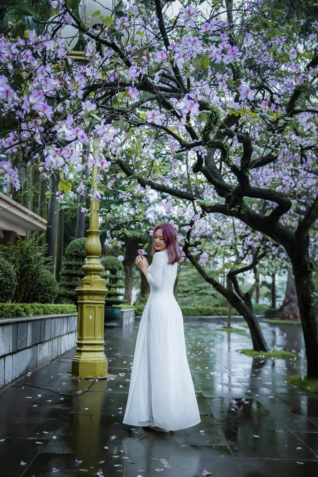 Cô gái không giấu nổi cảm xúc vui sướng, nhưng cũng đầy lo lắng trước thử thách đầu đời.