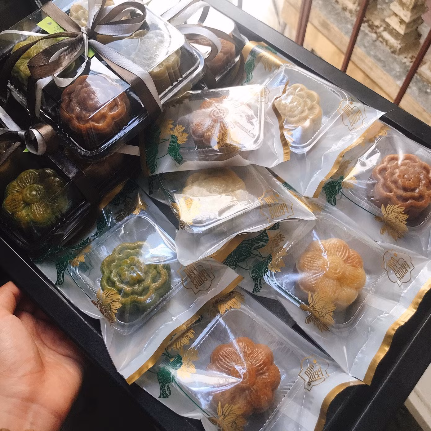 Thanh Lam cùng hội sinh viên cùng làm bánh, nướng bánh, rồi cùng nhau đi phát quà cho những người vô gia cư và tổ chức Trung thu cho các bạn nhỏ.