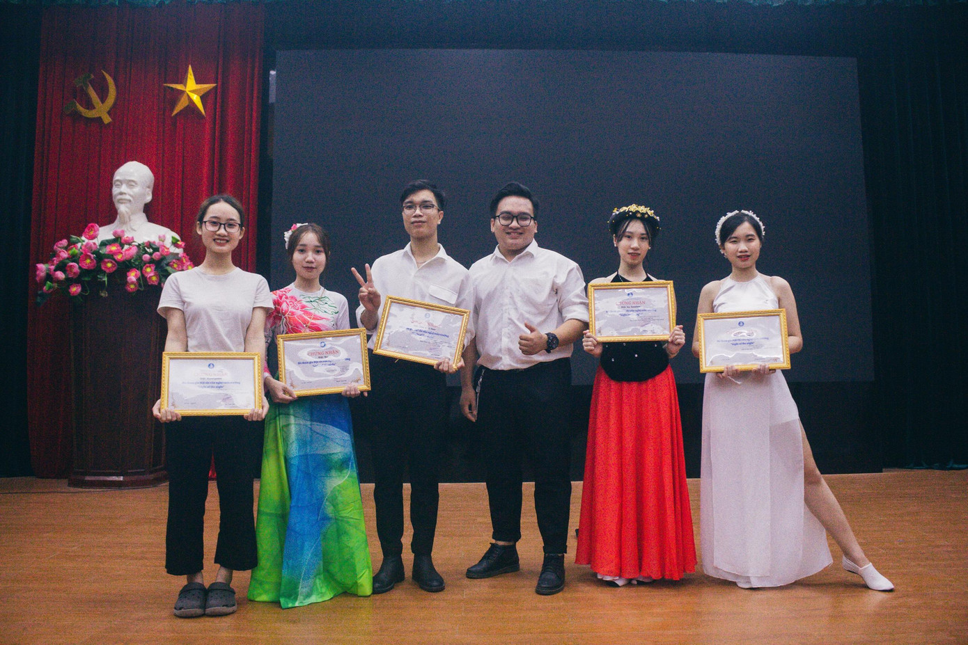 Trọng Tấn (thứ ba từ trái sang) cùng các thành viên trong Câu lạc bộ Văn nghệ xung kích tham gia Hội diễn văn nghệ Light of the Night.