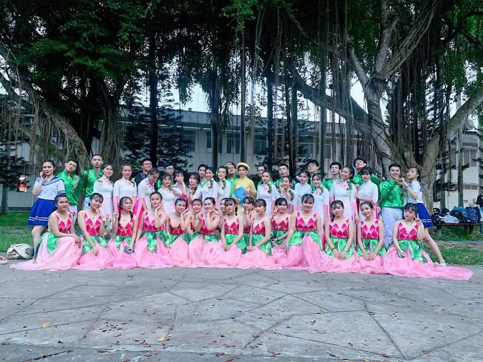 Thiên Ngọc từng là thành viên đội múa tại Hội diễn văn nghệ truyền thống, Trường Kinh tế - Trường Đại học Cần Thơ. Thiên Ngọc từng là thành viên đội múa tại Hội diễn văn nghệ truyền thống, Trường Kinh tế - Trường Đại học Cần Thơ.