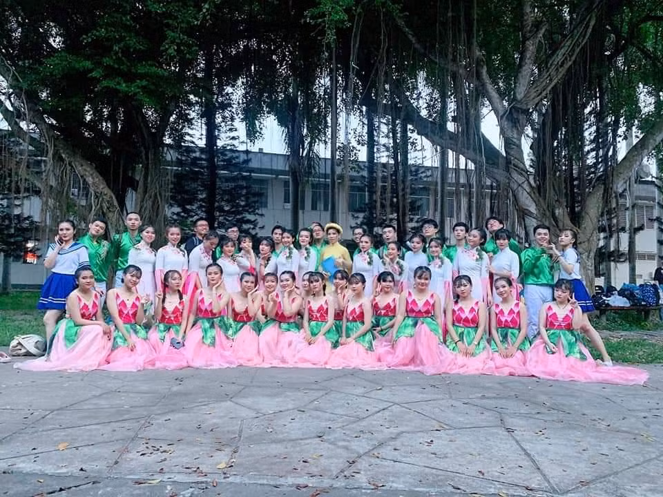 Thiên Ngọc từng là thành viên đội múa tại Hội diễn văn nghệ truyền thống, Trường Kinh tế - Trường Đại học Cần Thơ.