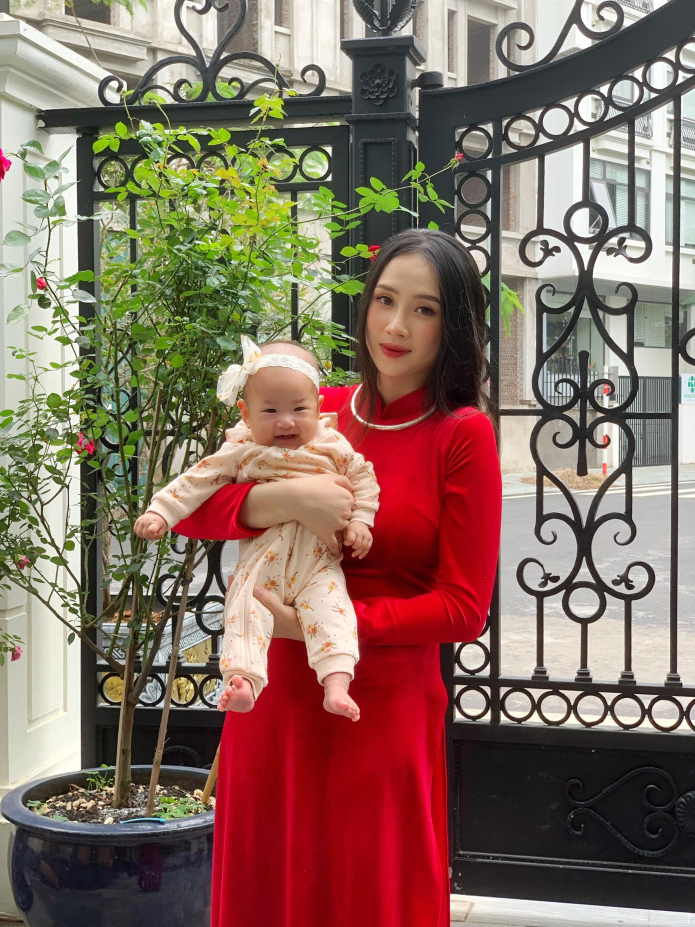 Ánh Tuyết luôn nghĩ sẽ lấy chồng muộn, nhưng khi em bé xuất hiện sớm, cô nàng mới thực sự tin là có duyên với con.