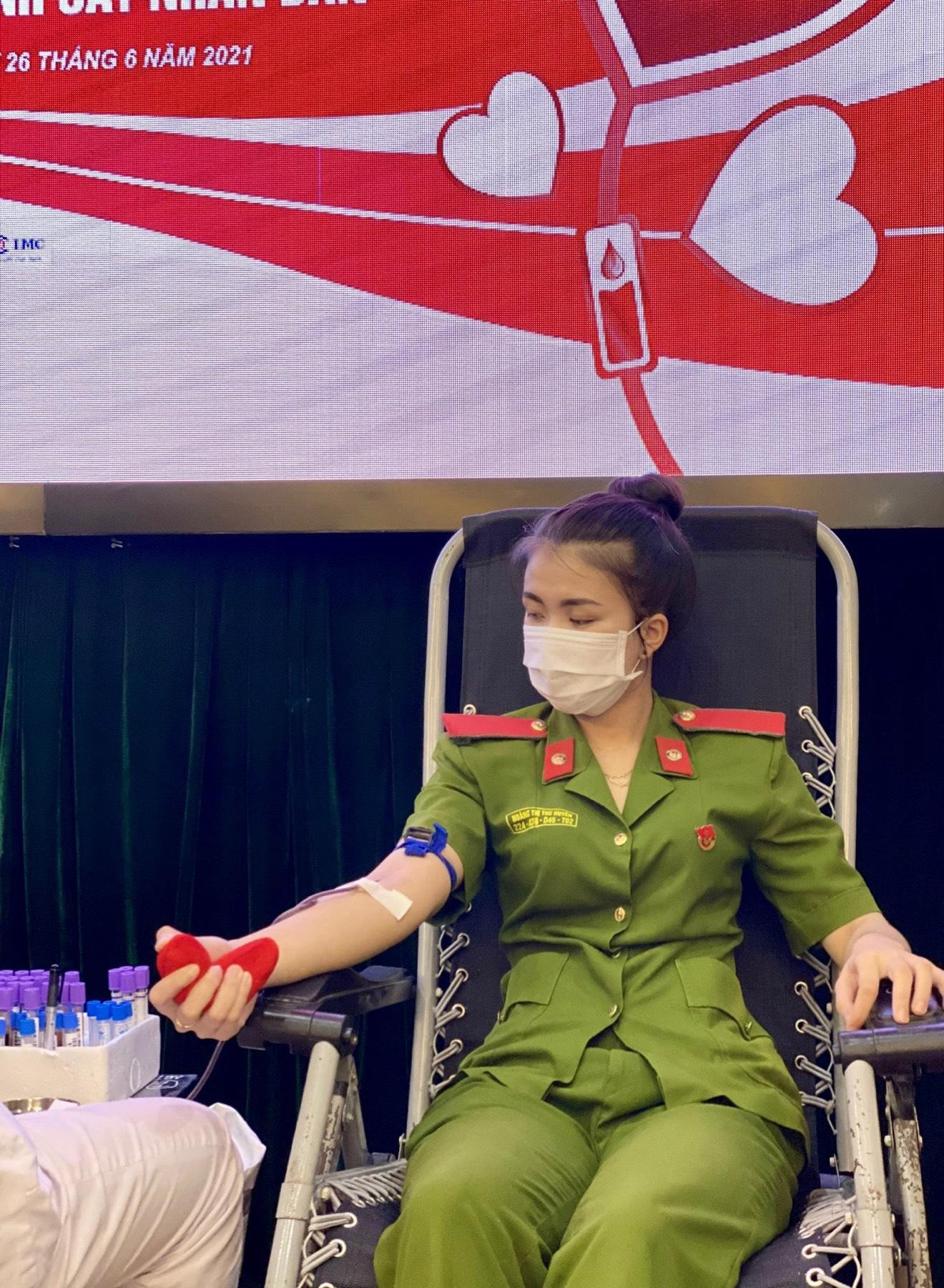 Với cô, cuộc sống chỉ có thật sự ý nghĩa khi bản thân làm điều có ích. Bởi: "Sống là cho đâu chỉ nhận riêng mình!"