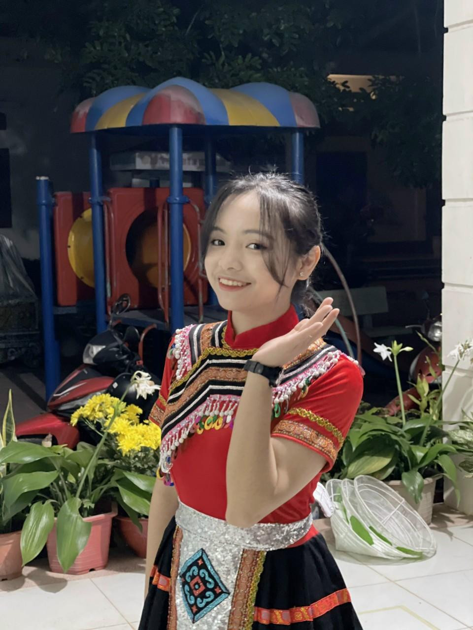 &quot;Hãy cho bản thân cơ hội trải nghiệm để học nhiều hơn, gặp nhiều hơn, tham gia nhiều hơn, mở lòng lĩnh hội nhiều hơn, và quan trọng hơn hết là chấp nhận được sự va vấp và không hoàn hảo.&quot;