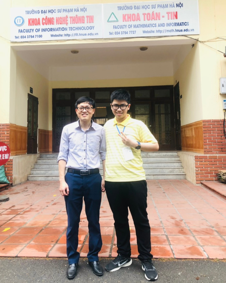 Việt Dũng và GS. Lưu Bá Thắng - một người thầy mà cậu ngưỡng mộ.