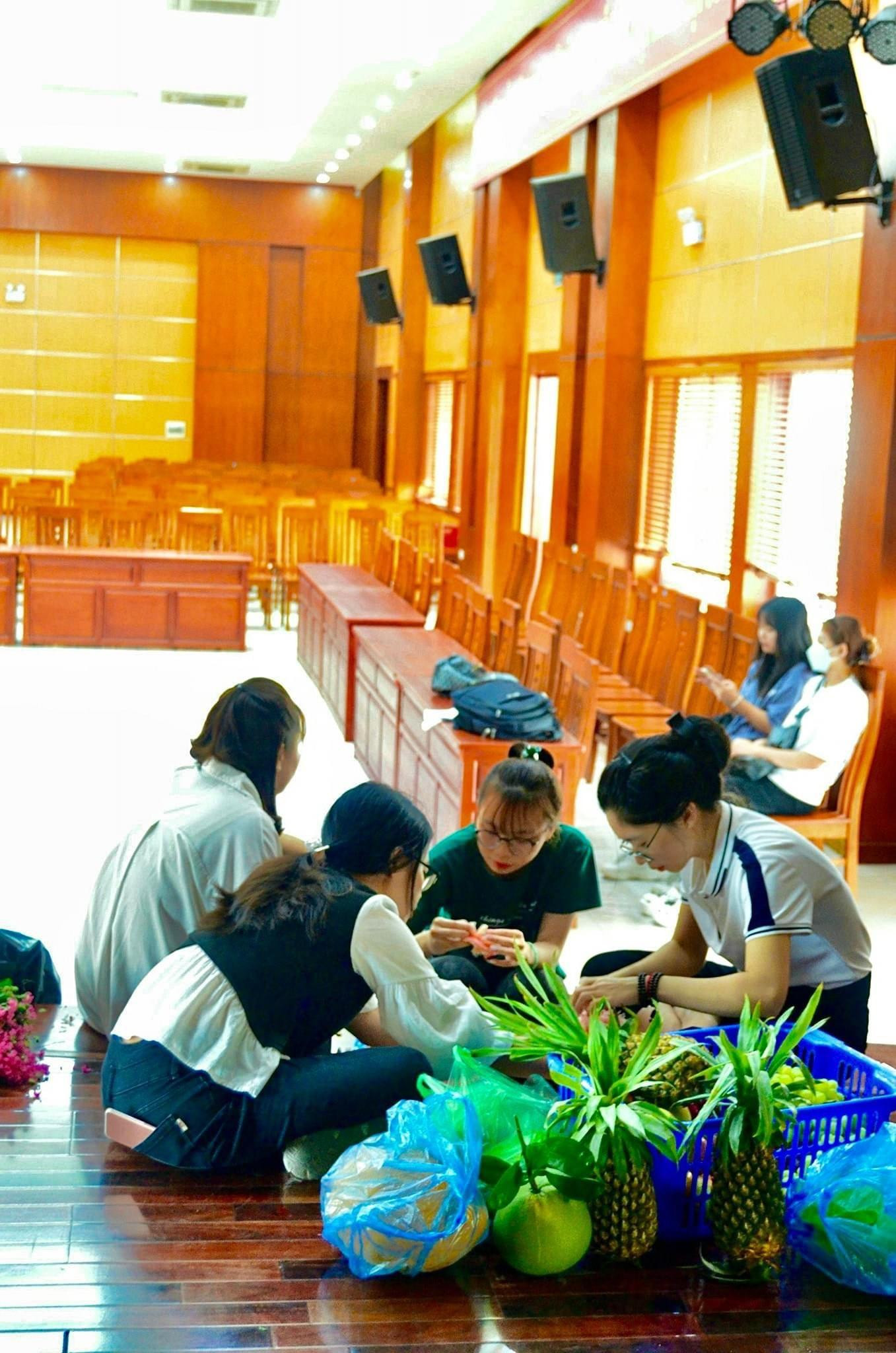 Thu Hường cùng các bạn sinh viên chuẩn bị cho chương trình: "Đêm hội Trăng rằm 2022". Thu Hường cùng các bạn sinh viên chuẩn bị cho chương trình: "Đêm hội Trăng rằm 2022".