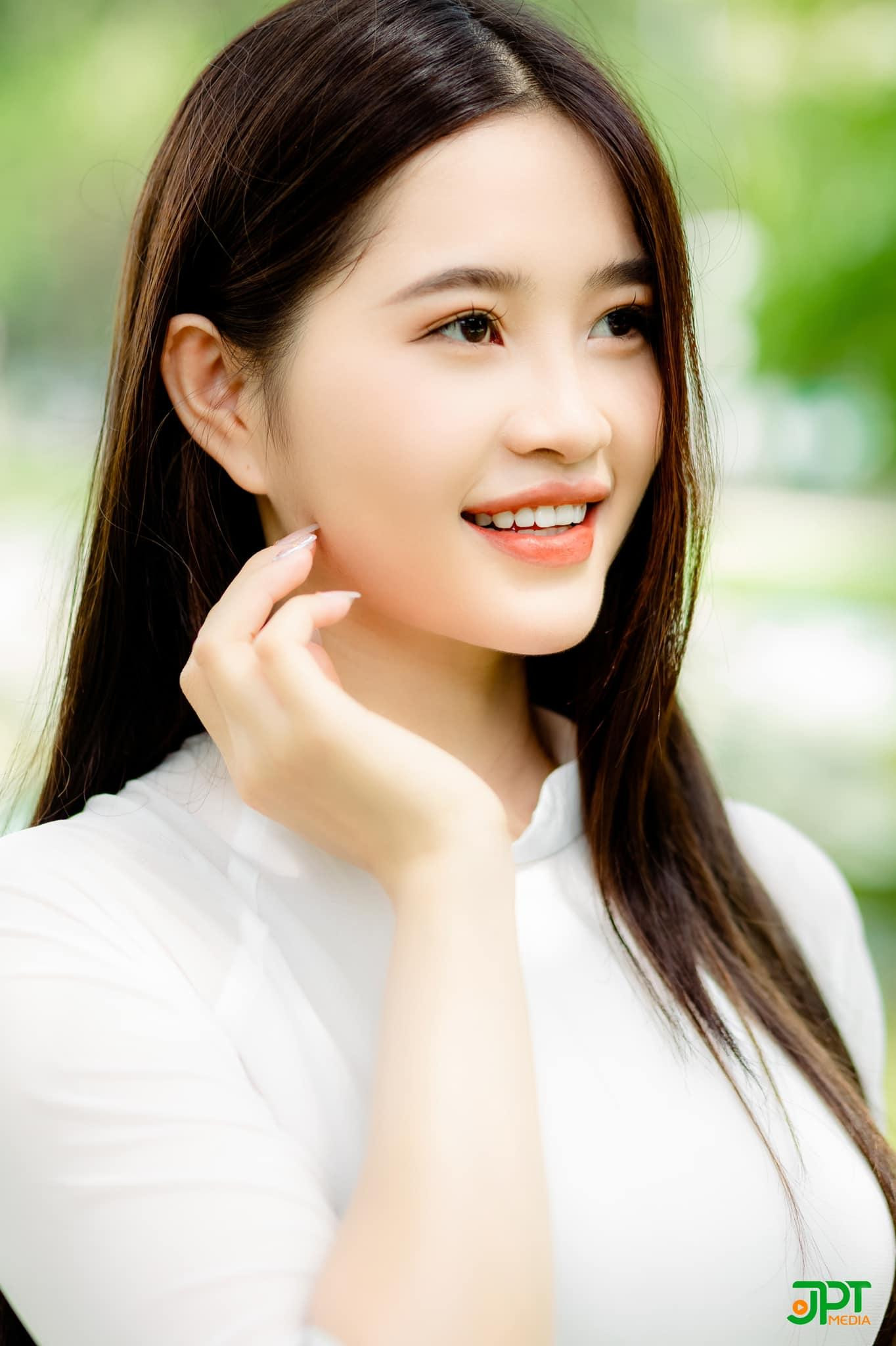 Ôn Thị Thu Hiền - sinh viên năm cuối Học viện Nông nghiệp Việt Nam. Ôn Thị Thu Hiền - sinh viên năm cuối Học viện Nông nghiệp Việt Nam.