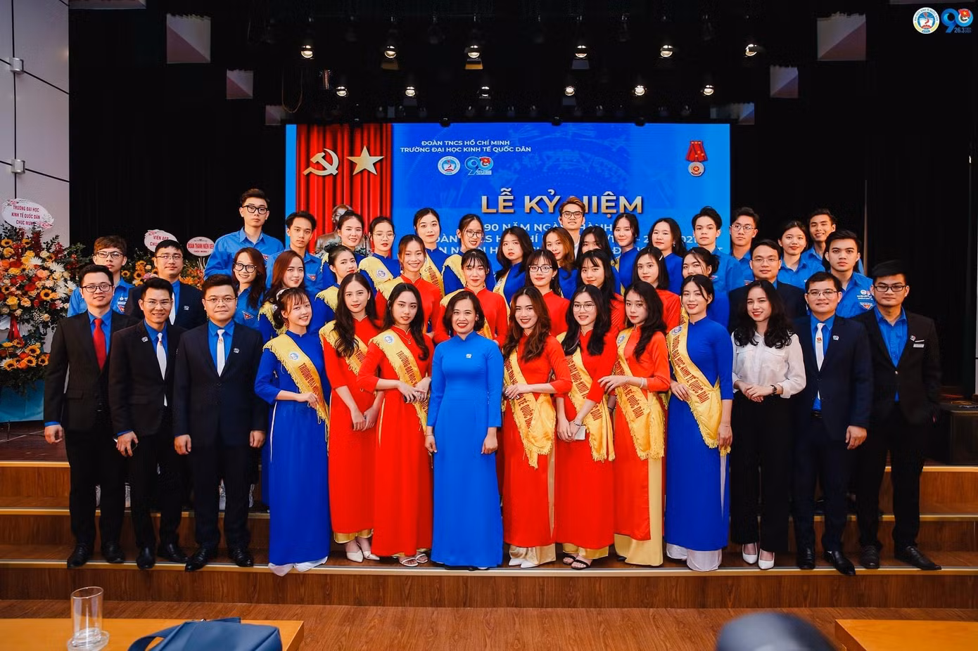 Đội Lễ tân của trường Đại học Kinh tế Quốc dân, mỗi thành viên là một gương mặt ưu tú, sáng giá cả về ngoại hình lẫn thành tích học tập.