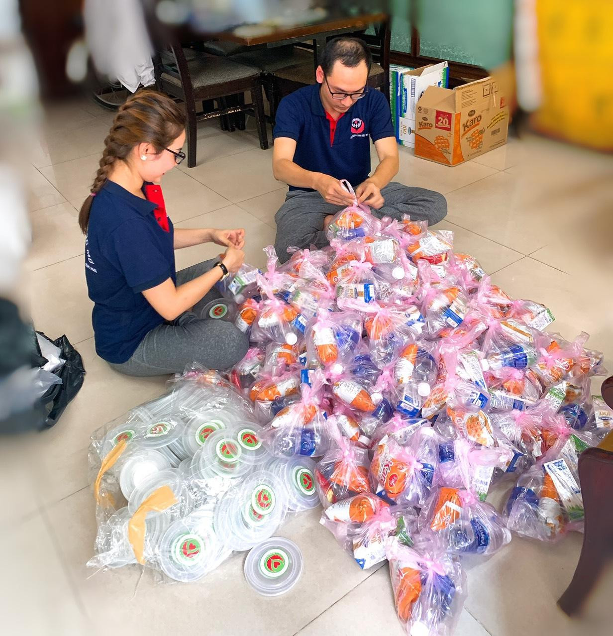 Cháo và những suất quà được Huỳnh Như cùng những người bạn tự tay đóng gói.