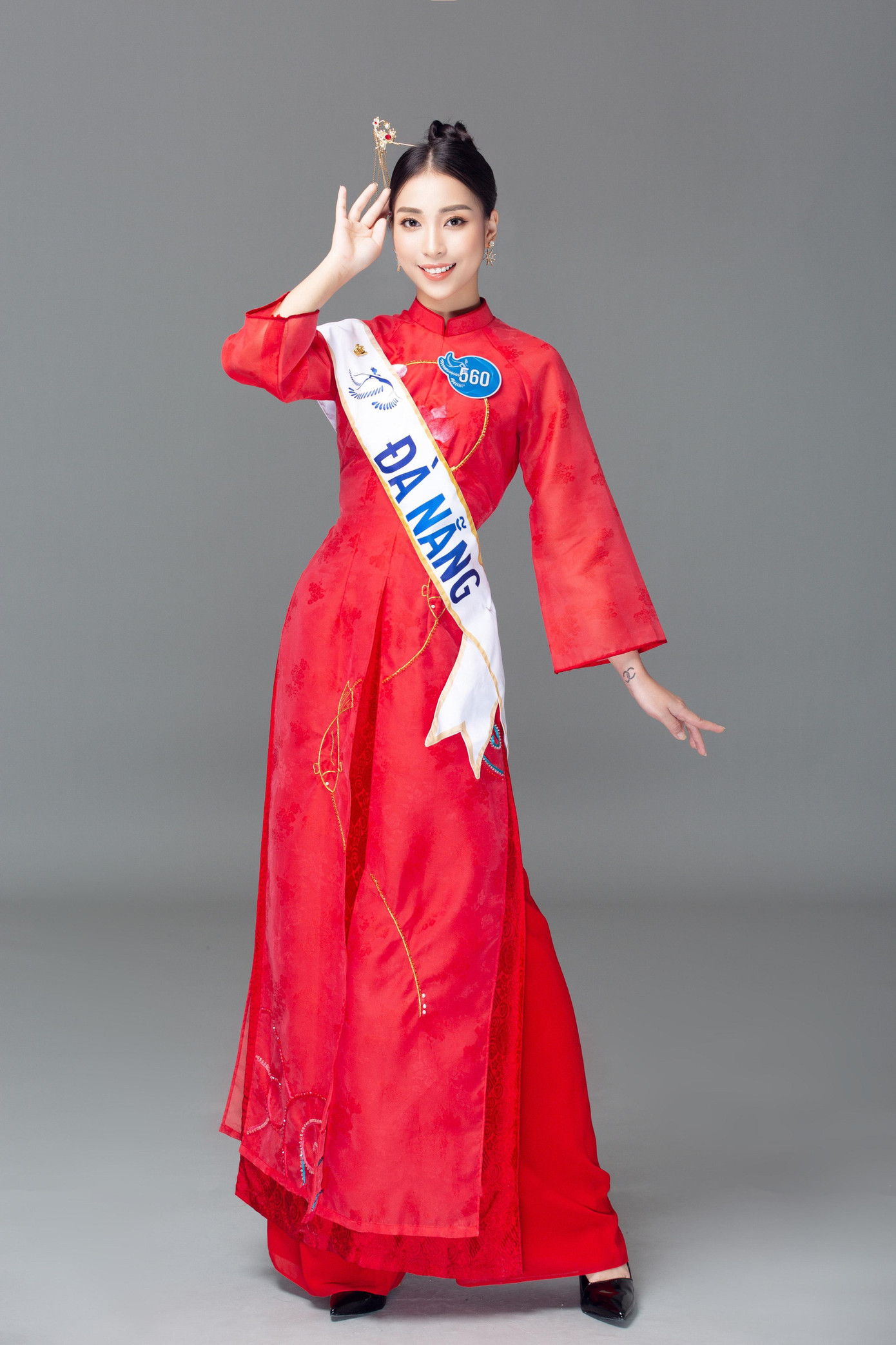 Song song với công việc học, Nhật Lệ còn là một thợ trang điểm tự do, stylist hình ảnh cho studio và là người mẫu bán chuyên.