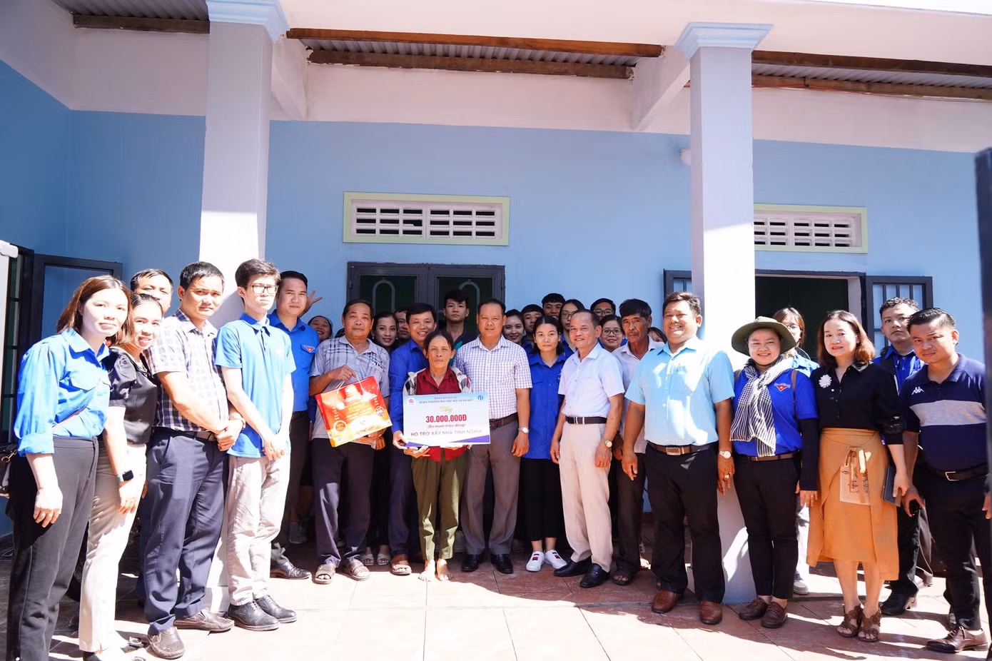 Đoàn công tác chụp ảnh lưu niệm bên căn nhà tình nghĩa tặng gia đình bà Phạm Thị Côi và chính quyền địa phương thị xã Điện Bàn, tỉnh Quảng Nam.