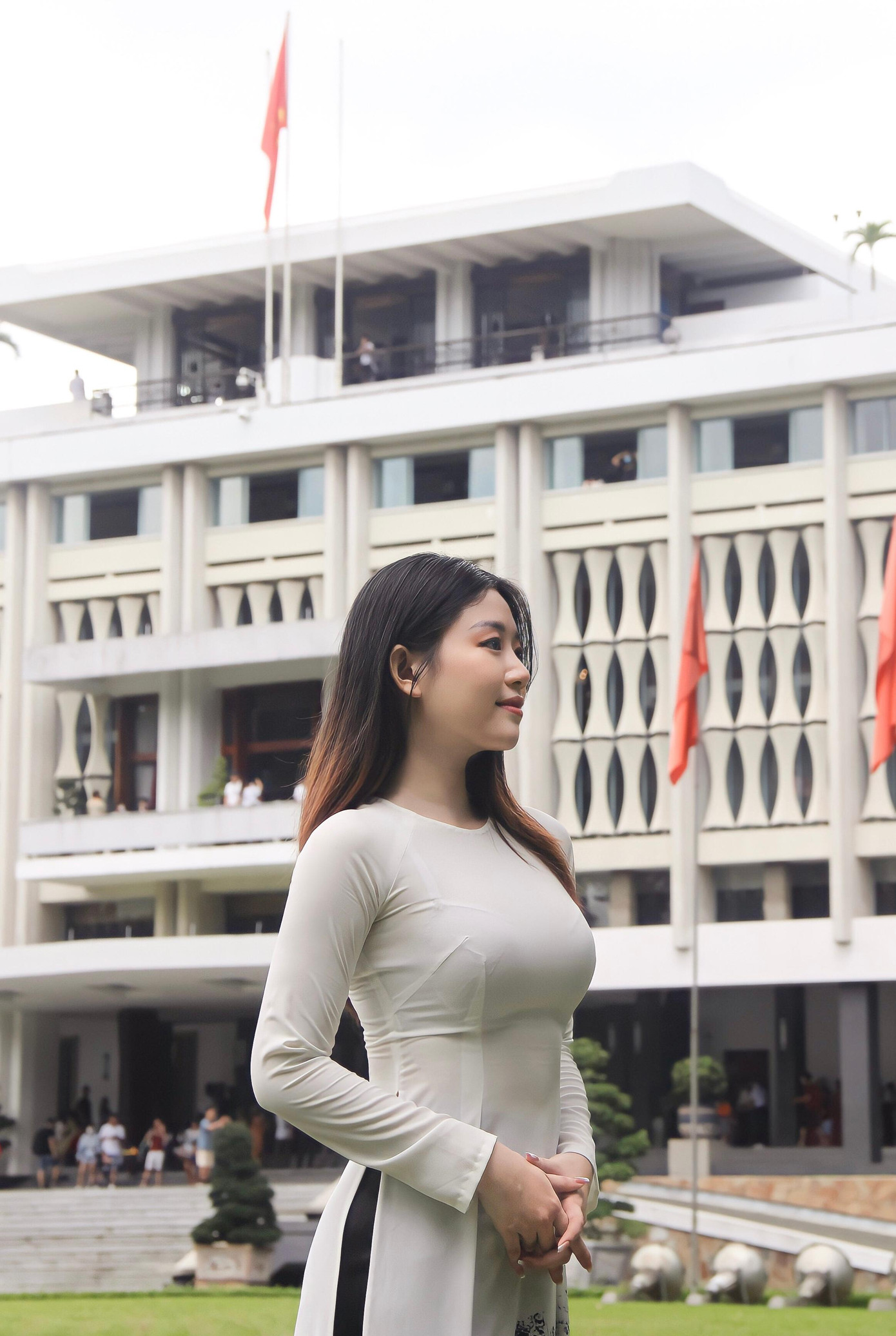 Khoác lên mình tà áo dài, Ngọc Vân cảm thấy tự hào và thêm yêu mảnh đất hình chữ S.