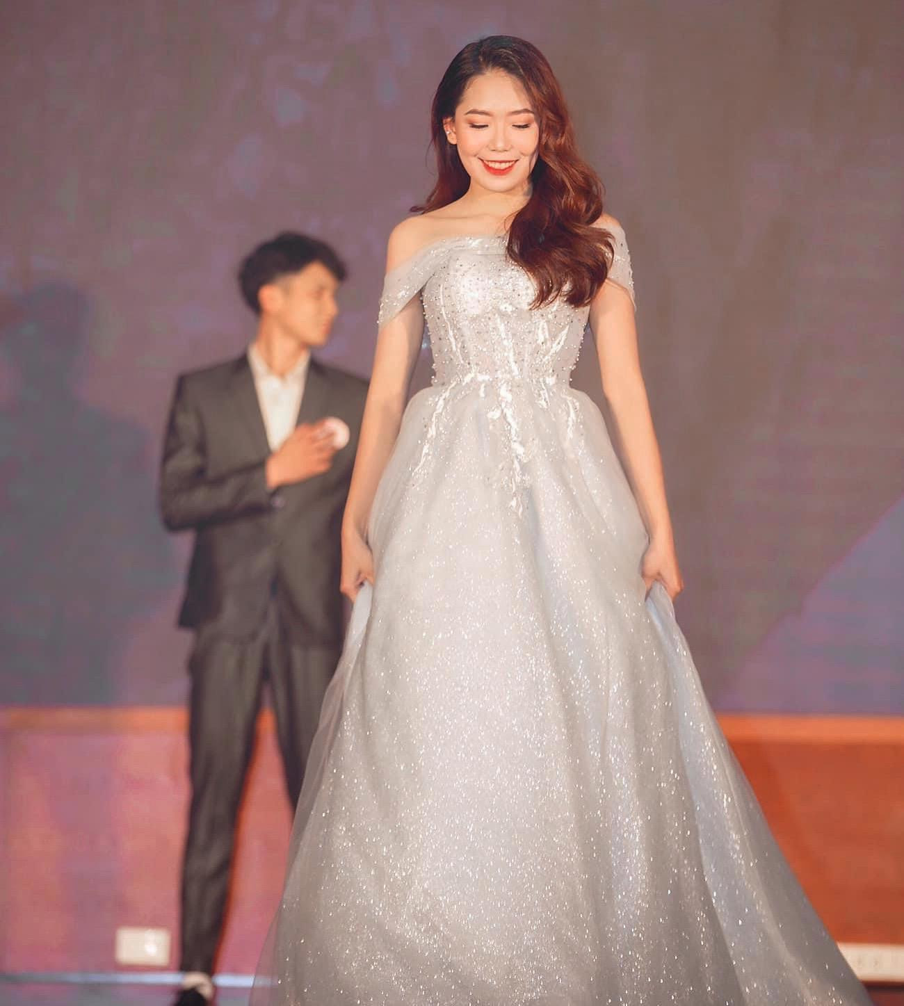 Với tài năng cùng sắc đẹp Lan Phương đã đạt giải Nhì cuộc thi “Stage of pair Chào Tân sinh viên K45” năm 2020 do LCĐ Hành chính Nhà nước tổ chức.