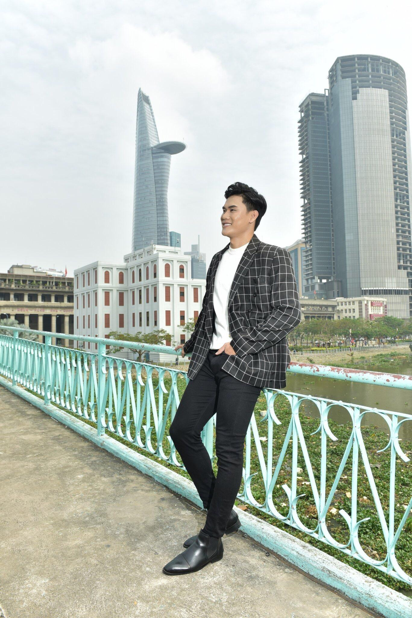 Bên cạnh đó, những kỹ năng phục vụ cho công việc trong thời gian sắp tới trong lĩnh vực nghệ thuật và giải trí như: trình diễn catwalk, nghệ thuật diễn xuất làm chủ sân khấu, dẫn chương trình, vũ đạo… cũng đang cuốn hút Hữu Anh một cách mãnh liệt. Bên cạnh đó, những kỹ năng phục vụ cho công việc trong thời gian sắp tới trong lĩnh vực nghệ thuật và giải trí như: trình diễn catwalk, nghệ thuật diễn xuất làm chủ sân khấu, dẫn chương trình, vũ đạo… cũng đang cuốn hút Hữu Anh một cách mãnh liệt.