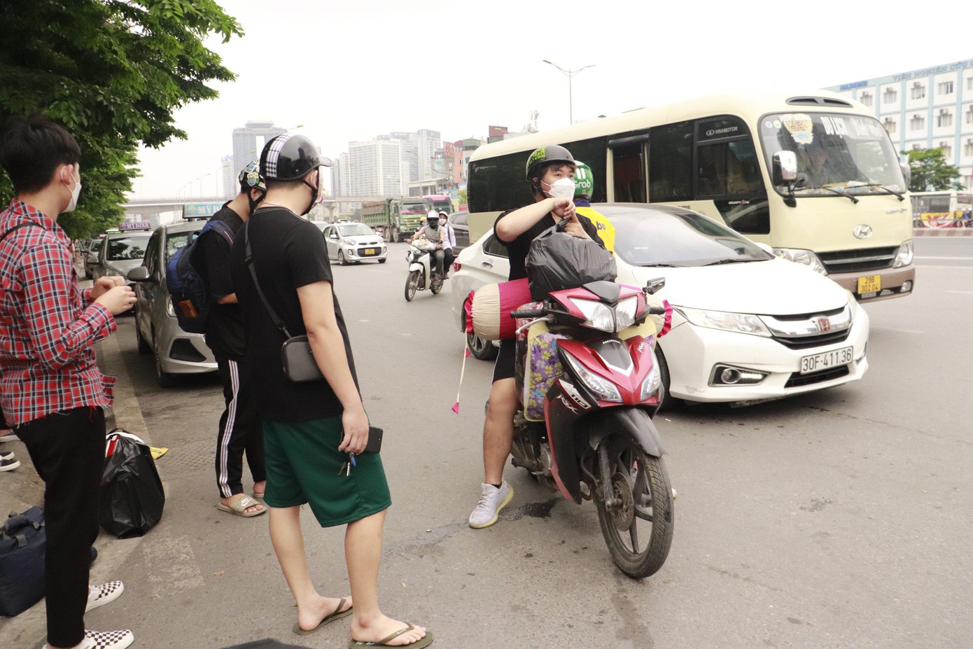 Hà Nội: Sinh viên hối hả về quê nghỉ lễ 30/4 – 1/5 ảnh 10