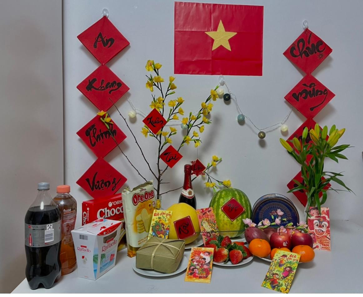 Mâm cơm tất niên Lan Anh cùng các bạn du học sinh Việt tại Đức chuẩn bị để nhớ về hương vị Tết quê nhà. Mâm cơm tất niên Lan Anh cùng các bạn du học sinh Việt tại Đức chuẩn bị để nhớ về hương vị Tết quê nhà.