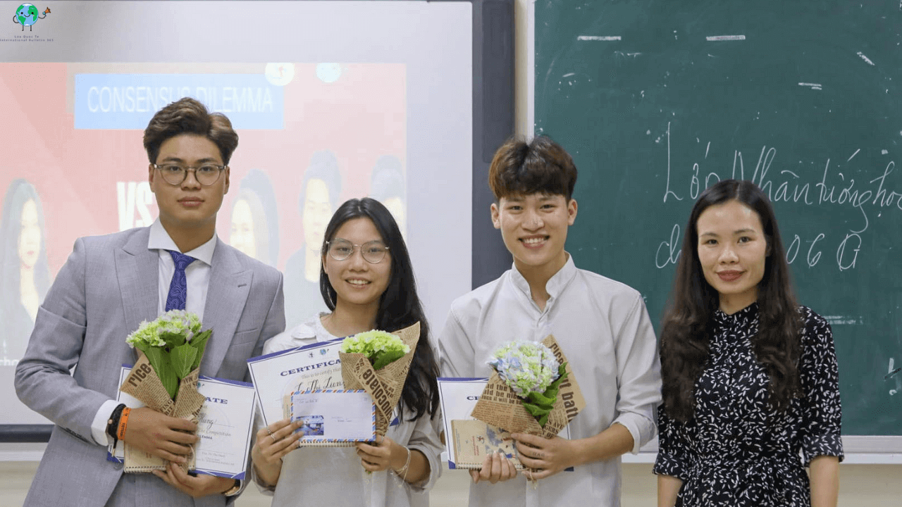 TS. Nguyễn Thị Thùy Trang (giảng viên khoa Quốc tế học) - Ban Giám khảo sự kiện tranh biện do Loa tổ chức chụp ảnh lỷ niệm cùng đội thi.