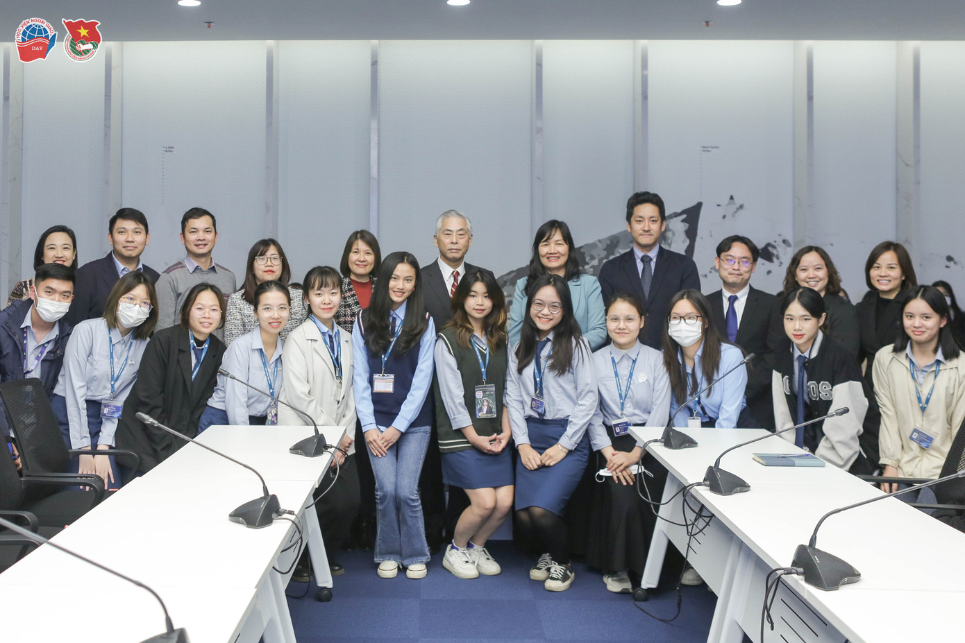 Tham dự buổi lễ, một số giảng viên và sinh viên Học viện đã giao lưu trực tiếp bằng tiếng Nhật và tiếng Anh, thể hiện sự mến khách trong không khí thân mật, cởi mở.