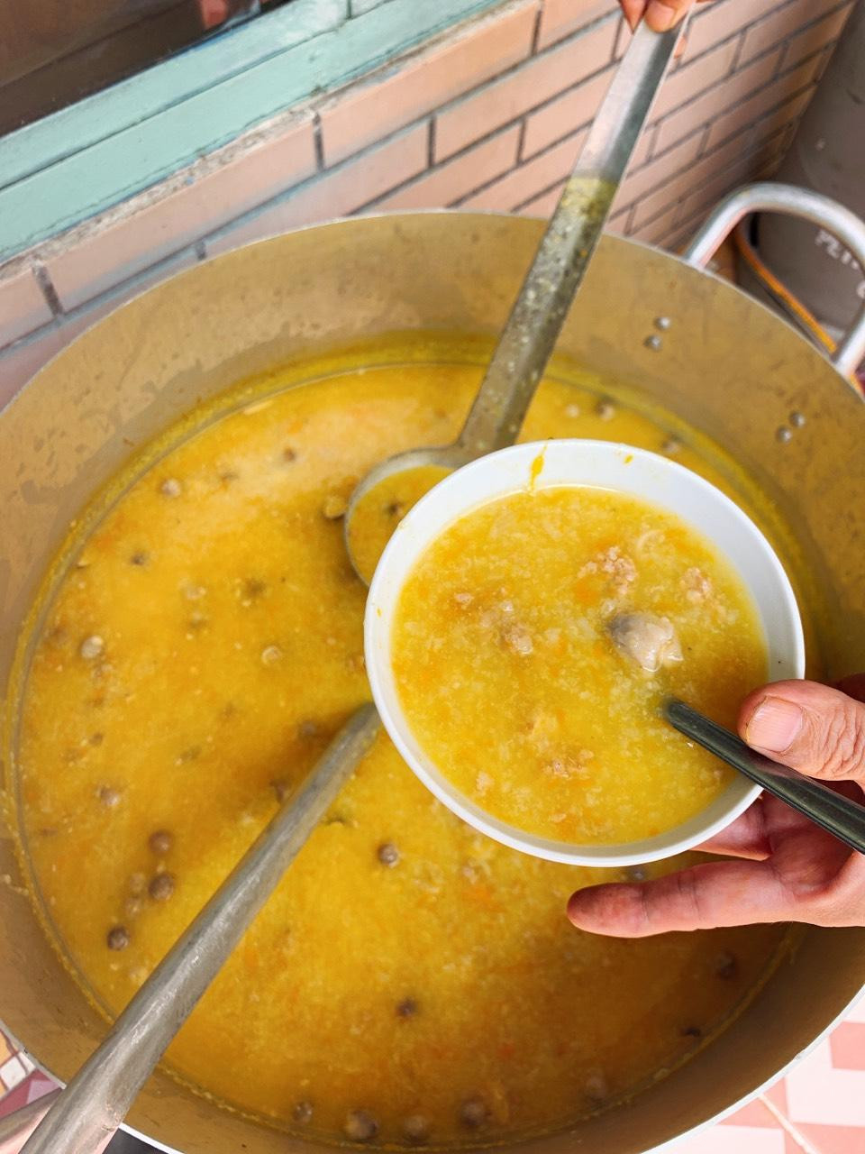 Cháo được nấu rất cẩn thận, đảm bảo vệ sinh và đầy đủ dinh dưỡng.