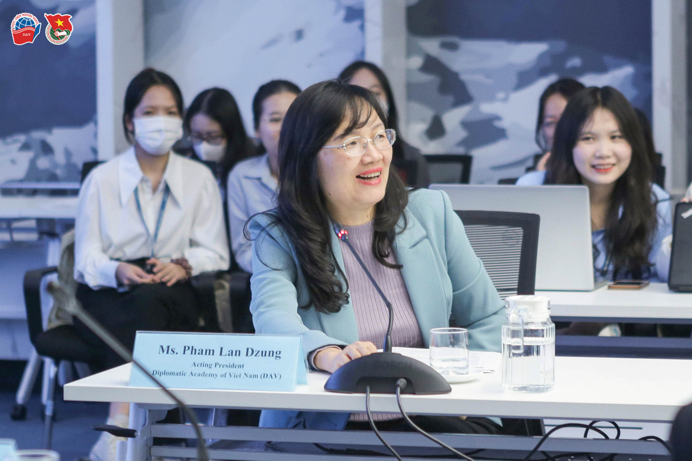 TS. Phạm Lan Dung đã bày tỏ niềm vinh dự khi được đón tiếp các đại diện cấp cao của tập đoàn thời trang Fast Retailing Nhật Bản.