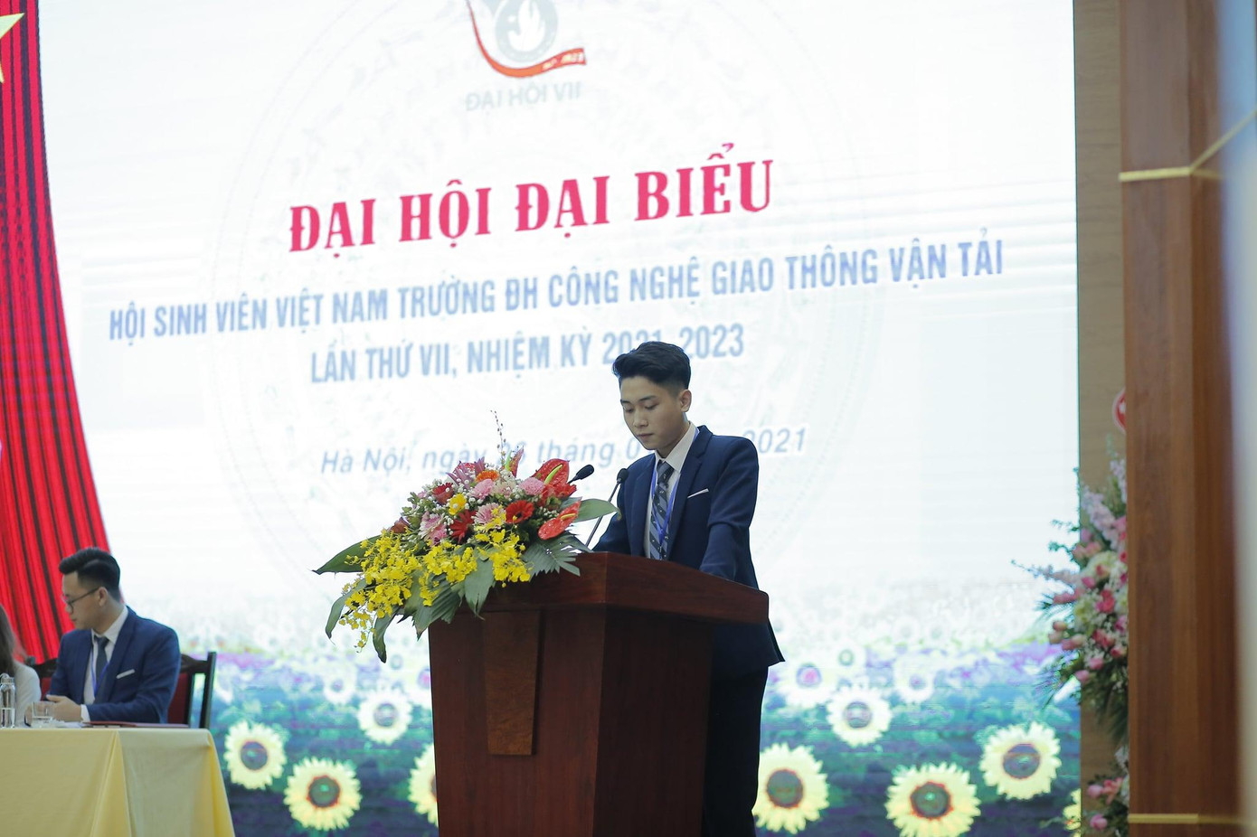 Lê Tuấn Hùng hiện là Phó Chủ tịch Hội Sinh viên Trường Đại học Công nghệ Giao thông vận tải. Lê Tuấn Hùng hiện là Phó Chủ tịch Hội Sinh viên Trường Đại học Công nghệ Giao thông vận tải.