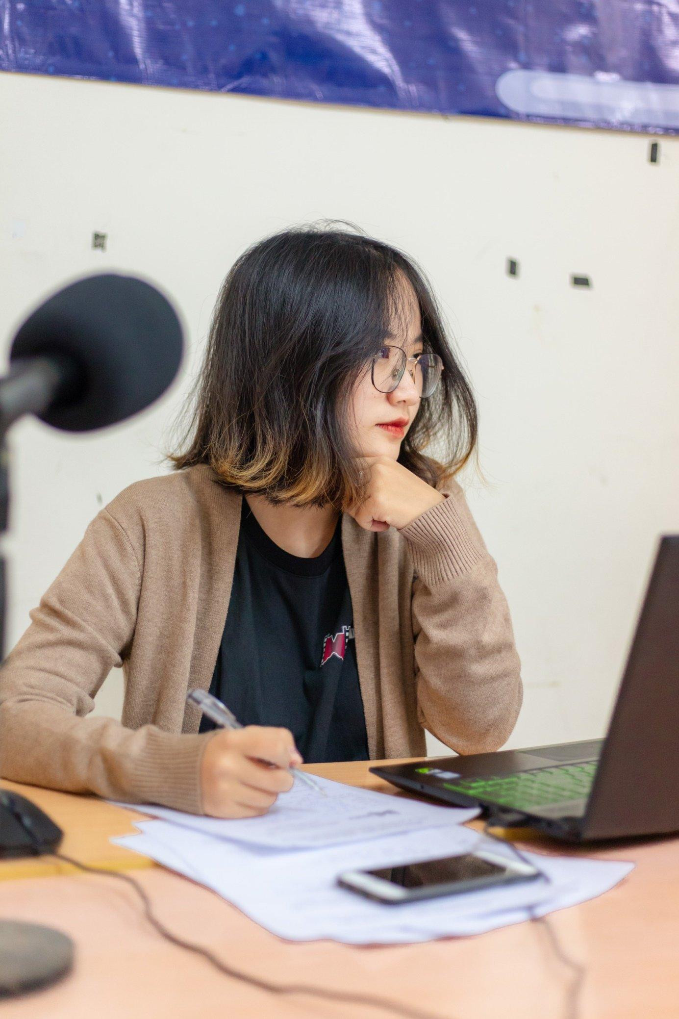 Bên cạnh đó, cô không ngừng tham gia nghiên cứu các đề tài khoa học sinh viên cấp Khoa, Trường và đạt nhiều giải thưởng. Bên cạnh đó, cô không ngừng tham gia nghiên cứu các đề tài khoa học sinh viên cấp Khoa, Trường và đạt nhiều giải thưởng.