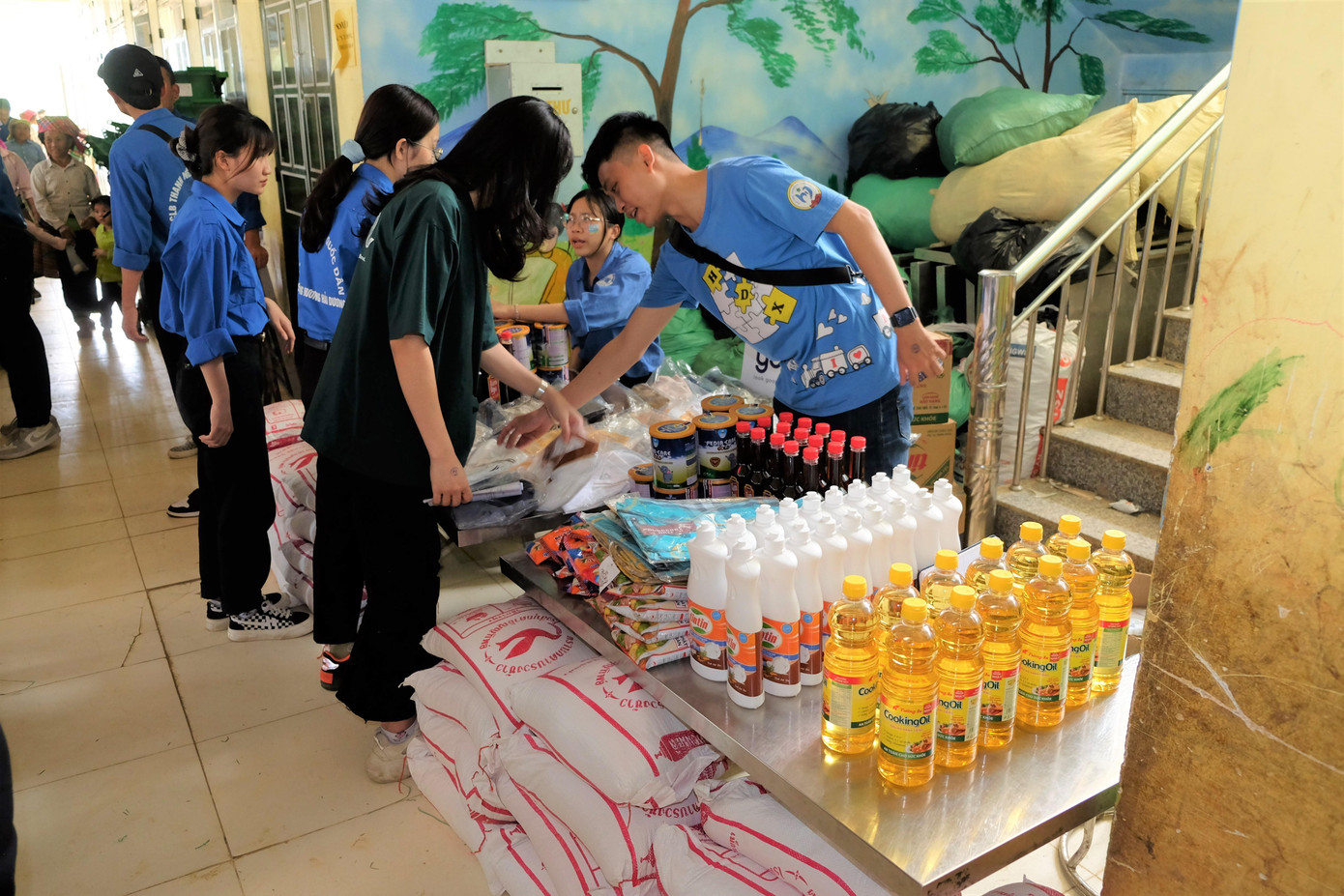 “Gian hàng không đồng” thu hút sự chú ý, thông qua gian hàng, Đội đã cung cấp nhiều thực phẩm thiết yếu, quần áo,... cho người dân. “Gian hàng không đồng” thu hút sự chú ý, thông qua gian hàng, Đội đã cung cấp nhiều thực phẩm thiết yếu, quần áo,... cho người dân.