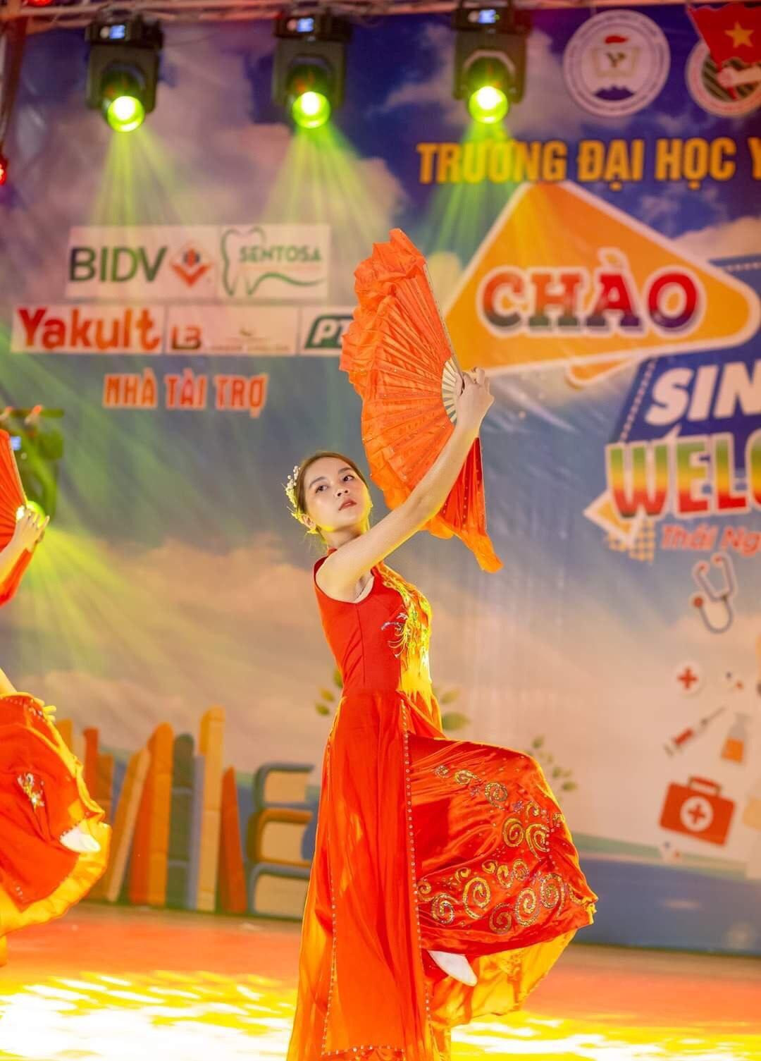 Quỳnh Trâm biểu diễn tiết mục tại cuộc thi Miss TUMP – Nữ sinh Y Dược tài năng duyên dáng.