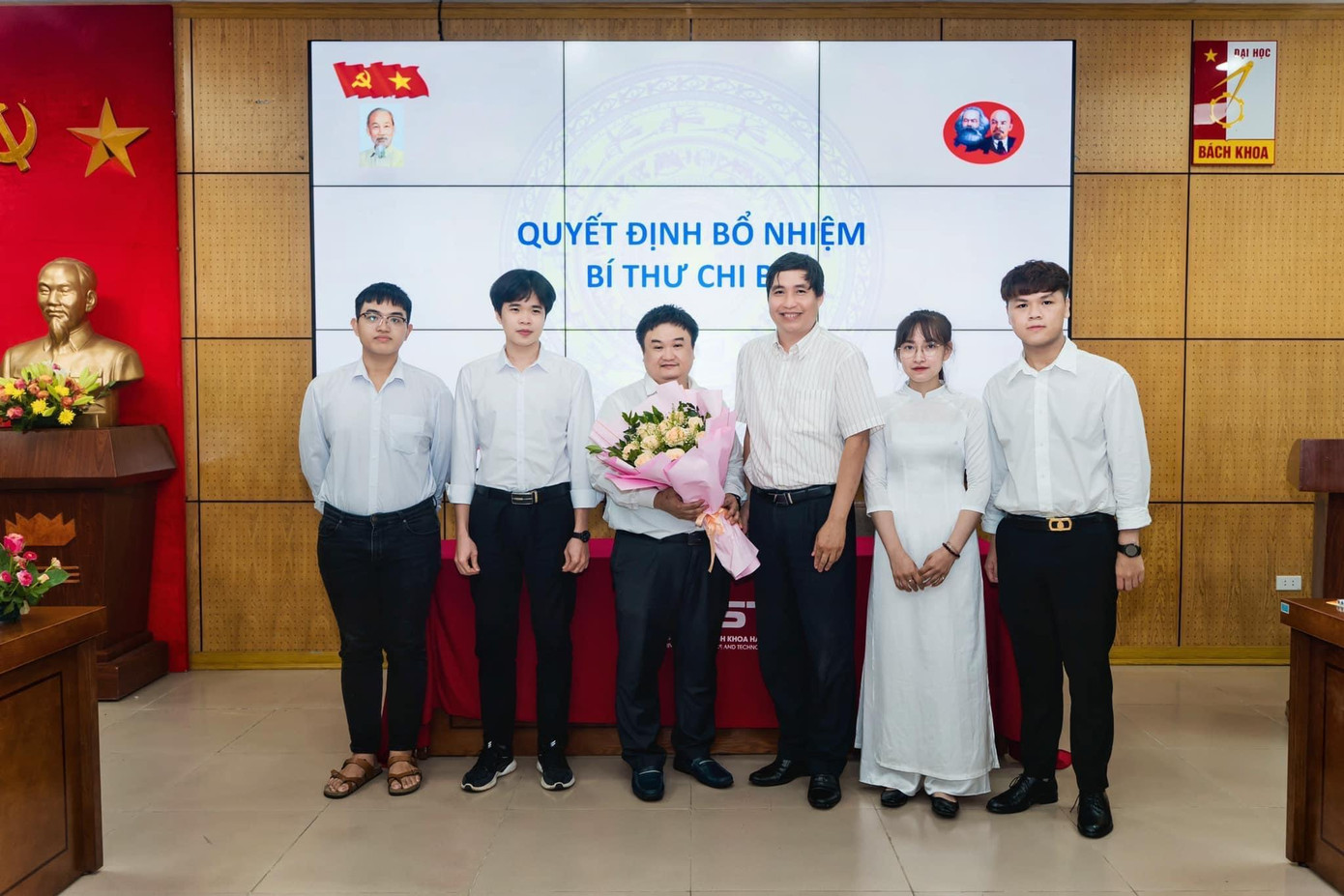 Chi uỷ Chi bộ sinh viên CNTT TT ra mắt trong ngày Đại hội. Chi uỷ Chi bộ sinh viên CNTT TT ra mắt trong ngày Đại hội.