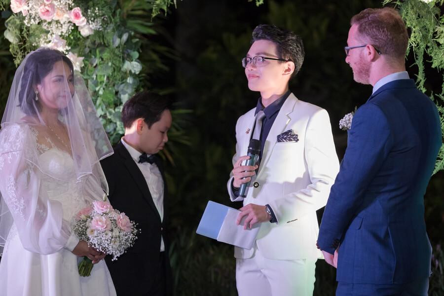 MC Hoàng Nam dẫn song ngữ Việt - Pháp tại đám cưới lãng mạn của cặp đôi cô dâu người Việt và chú rể người Pháp. MC Hoàng Nam dẫn song ngữ Việt - Pháp tại đám cưới lãng mạn của cặp đôi cô dâu người Việt và chú rể người Pháp.