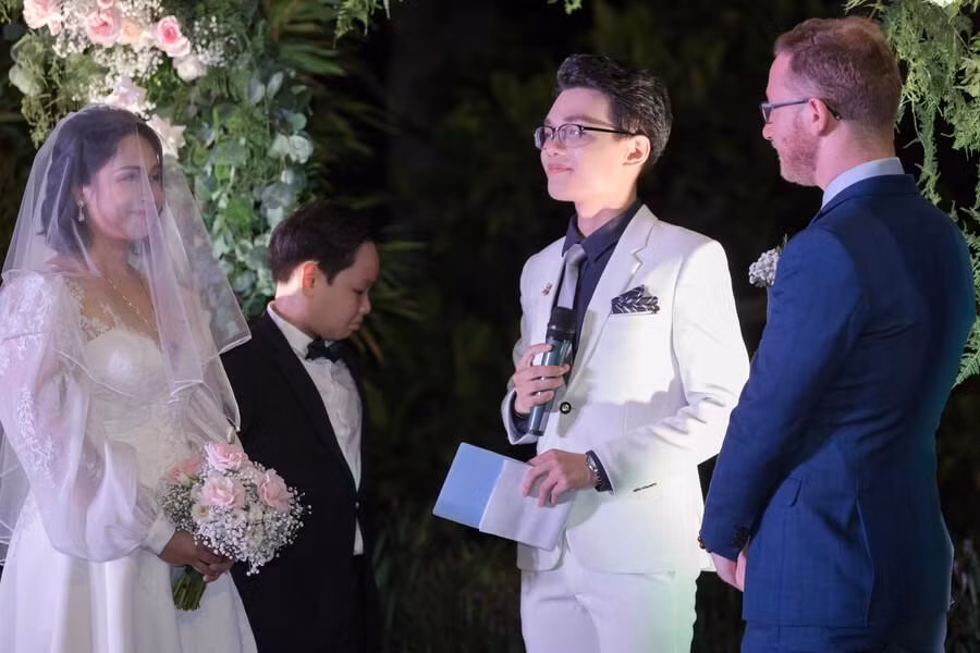 MC Hoàng Nam dẫn song ngữ Việt - Pháp tại đám cưới lãng mạn của cặp đôi cô dâu người Việt và chú rể người Pháp.