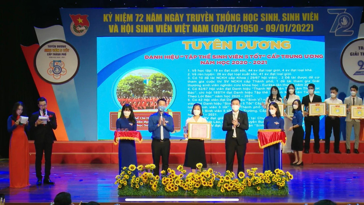 Bên cạnh đó, cô cũng vinh dự đại diện nhận Danh hiệu: Tập thể sinh viên 5 tốt" cấp Trung ương năm học 2020 - 2021.