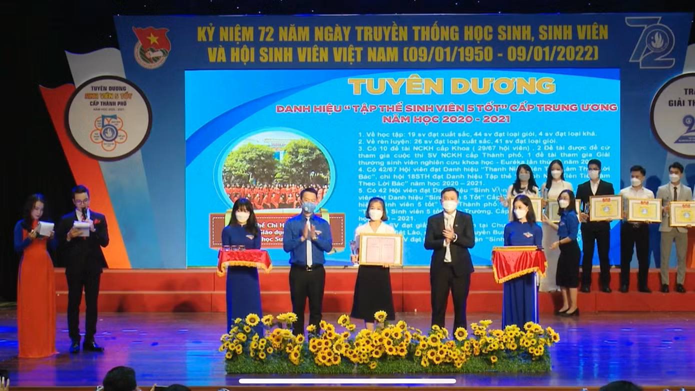 Bên cạnh đó, cô cũng vinh dự đại diện nhận Danh hiệu: Tập thể sinh viên 5 tốt" cấp Trung ương năm học 2020 - 2021.