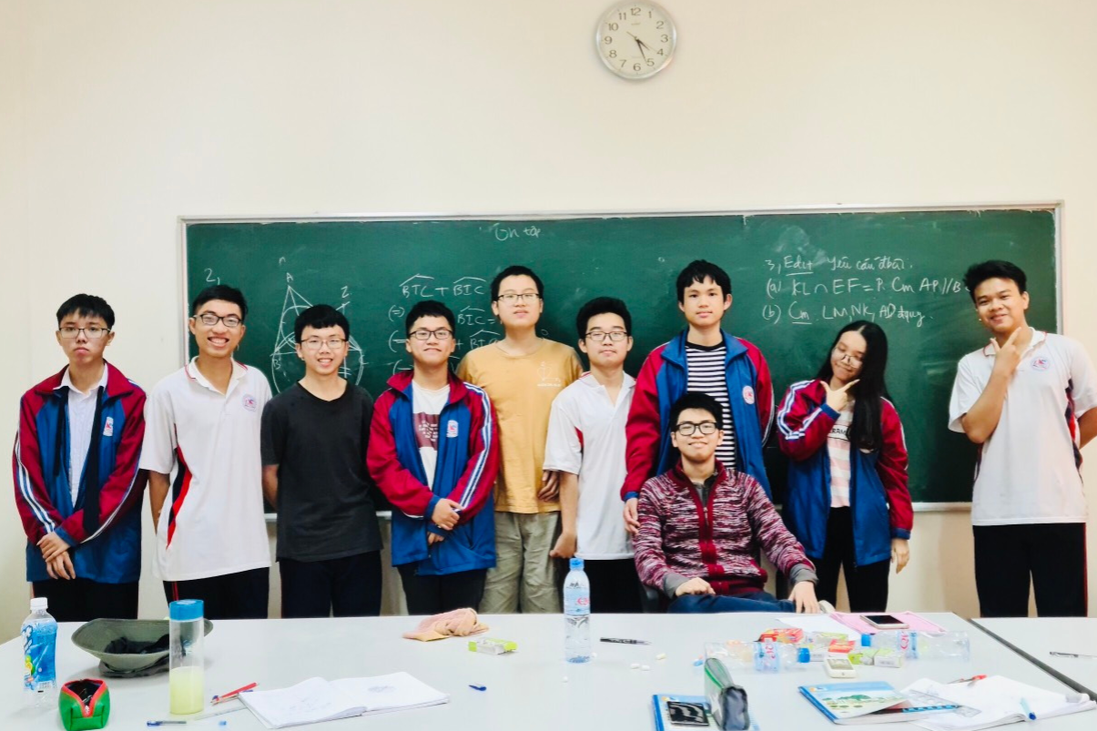 Việt Dũng (ngồi ghế) và đội tuyển thi chọn HSG Quốc gia môn Toán của trường THPT Chuyên Hạ Long, khi cậu tham gia giảng dạy với tư cách là cựu học sinh.