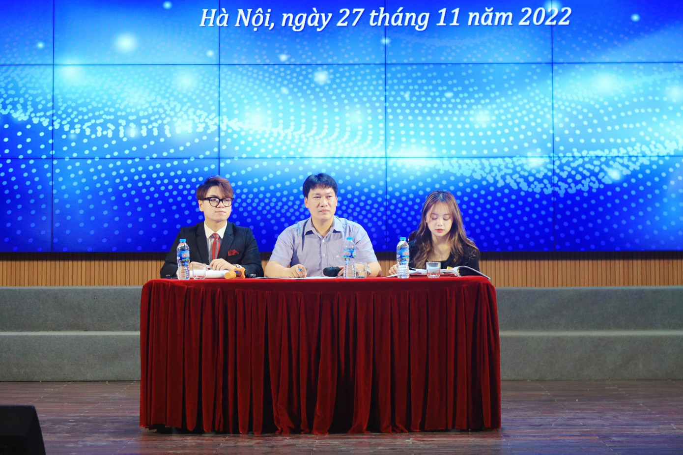 Việt Hưng (ngoài cùng bên trái) tham gia ban điều hành Hội thảo sinh viên nghiên cứu khoa học 2022 Khoa Thuế - Hải Quan. Việt Hưng (ngoài cùng bên trái) tham gia ban điều hành Hội thảo sinh viên nghiên cứu khoa học 2022 Khoa Thuế - Hải Quan.