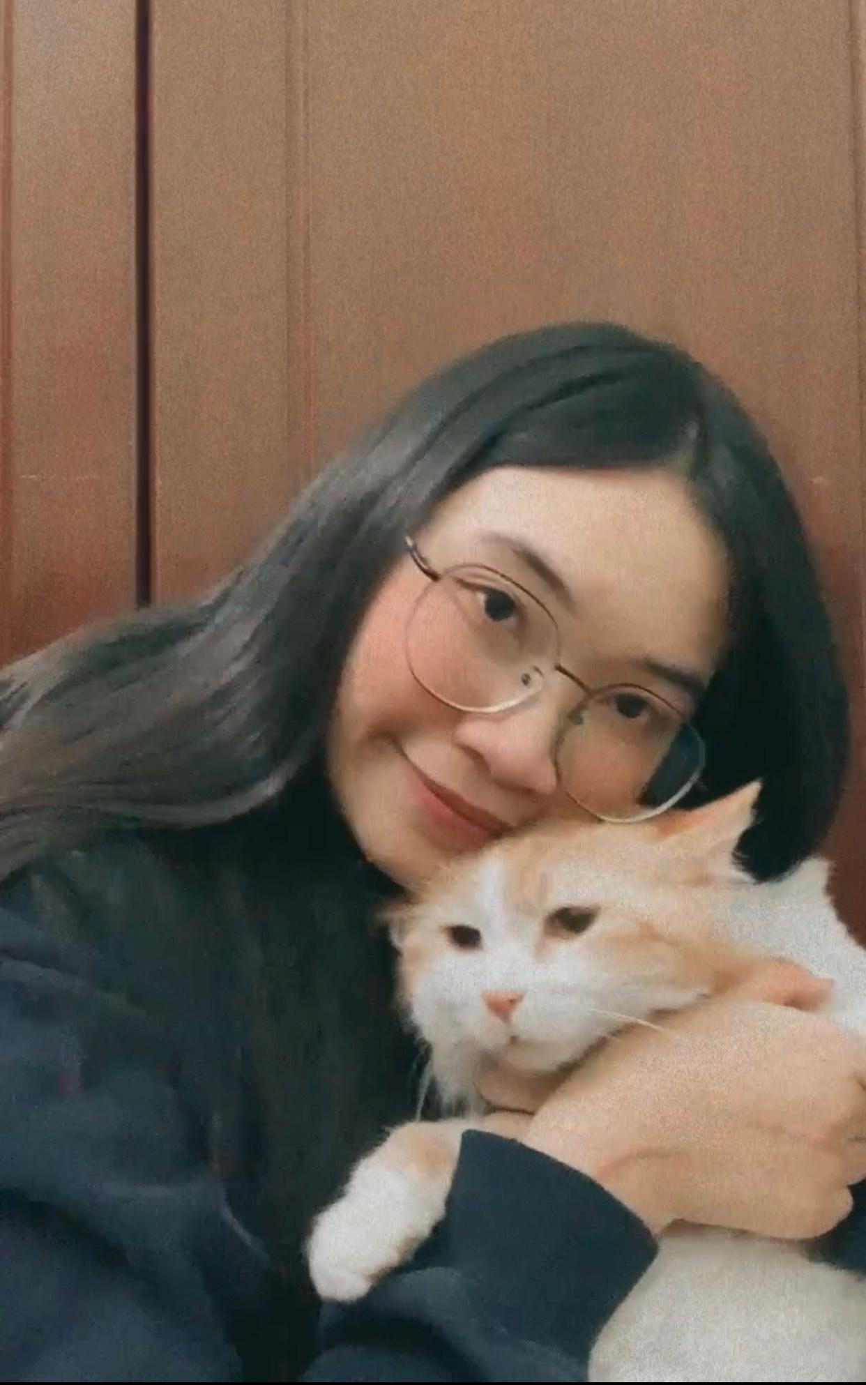 Quỳnh Giang chia sẻ: "Mặc dù từng bị tổn thương trong quá khứ khiến cho mình trở nên khó gần và ít nói, nhưng những người bạn tốt xung quanh mình đã giúp mình mở lòng trở lại."