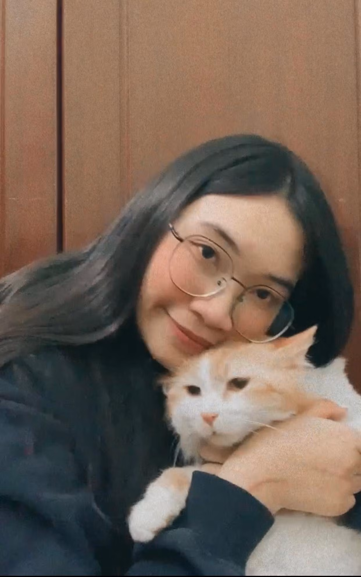 Quỳnh Giang chia sẻ: "Mặc dù từng bị tổn thương trong quá khứ khiến cho mình trở nên khó gần và ít nói, nhưng những người bạn tốt xung quanh mình đã giúp mình mở lòng trở lại."