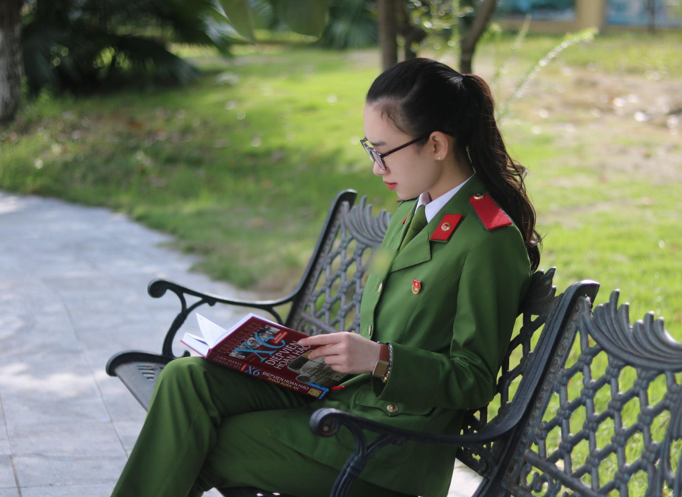 Cô dành tình yêu với việc đọc sách và viết tản văn bày tỏ những dòng cảm xúc cá nhân.