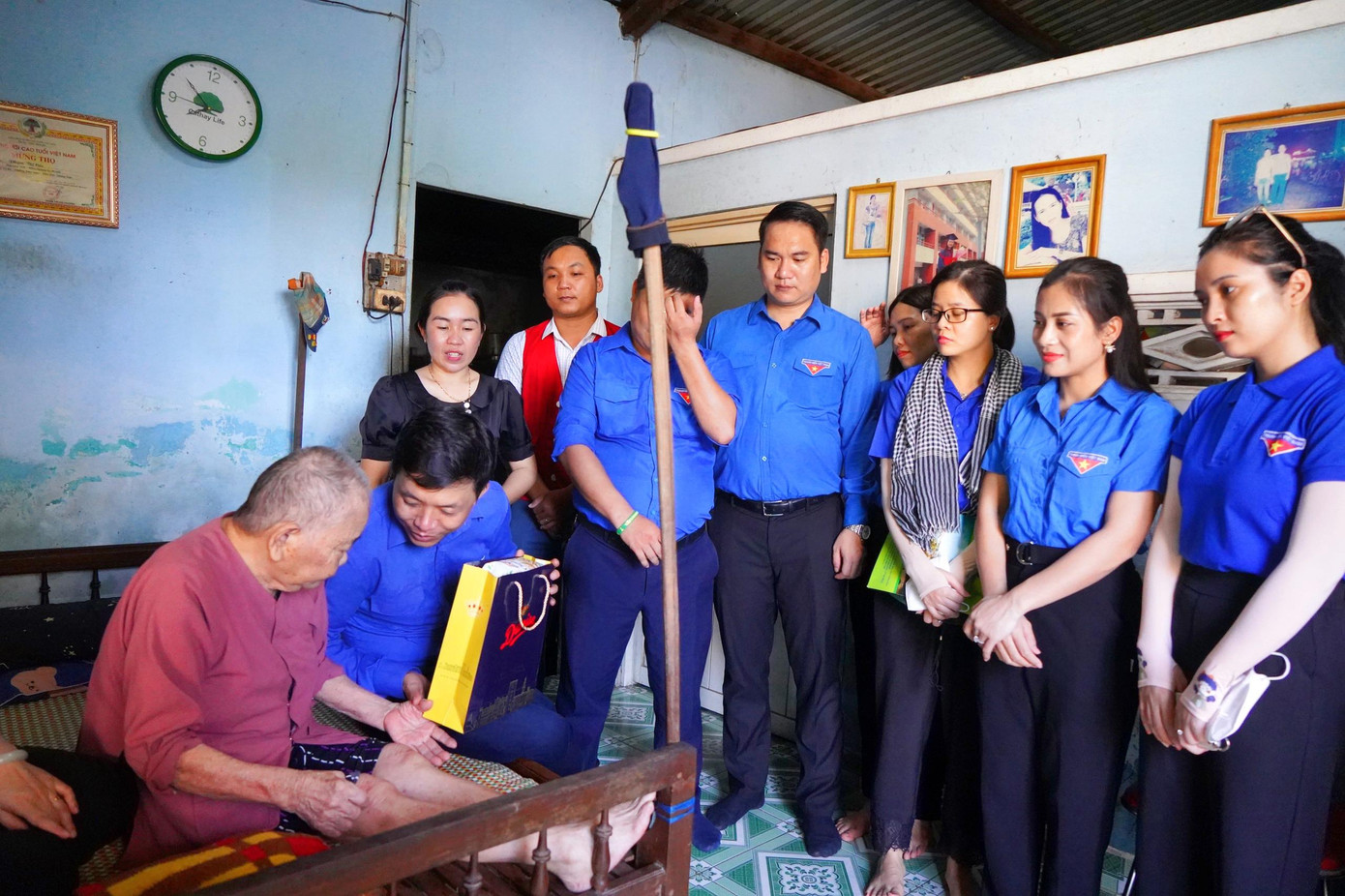 Đoàn tặng quà cho Mẹ Việt Nam anh hùng tại Thị xã Điện Bàn, tỉnh Quảng Nam. Đoàn tặng quà cho Mẹ Việt Nam anh hùng tại Thị xã Điện Bàn, tỉnh Quảng Nam.