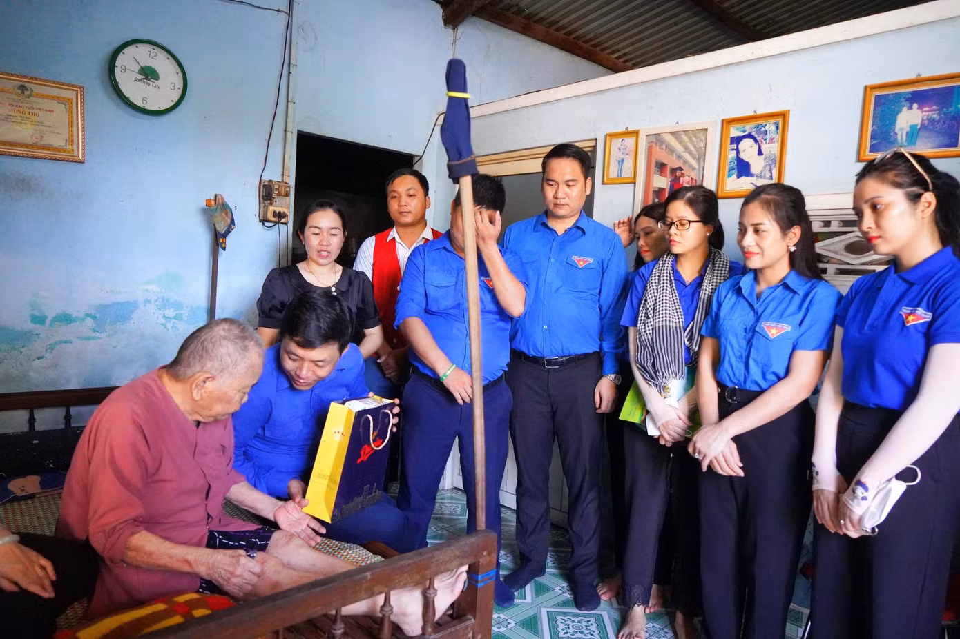 Đoàn tặng quà cho Mẹ Việt Nam anh hùng tại Thị xã Điện Bàn, tỉnh Quảng Nam.