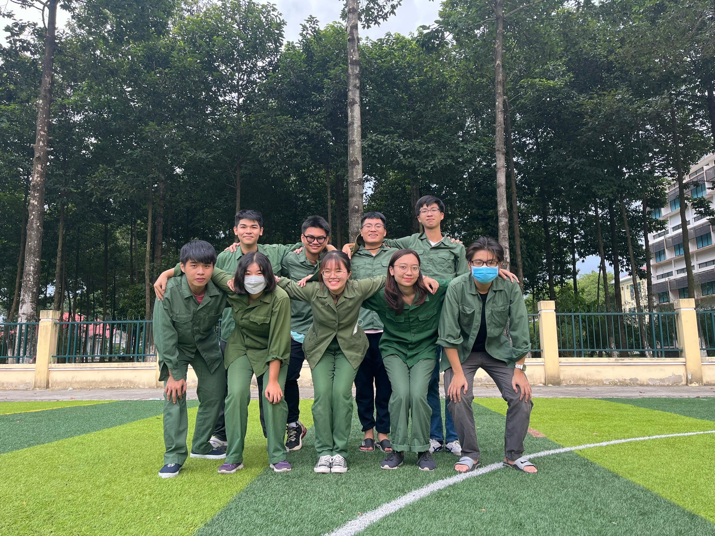 Minh Khang và các bạn sinh viên cùng tổ học Giáo dục Quốc phòng an ninh. Minh Khang và các bạn sinh viên cùng tổ học Giáo dục Quốc phòng an ninh.